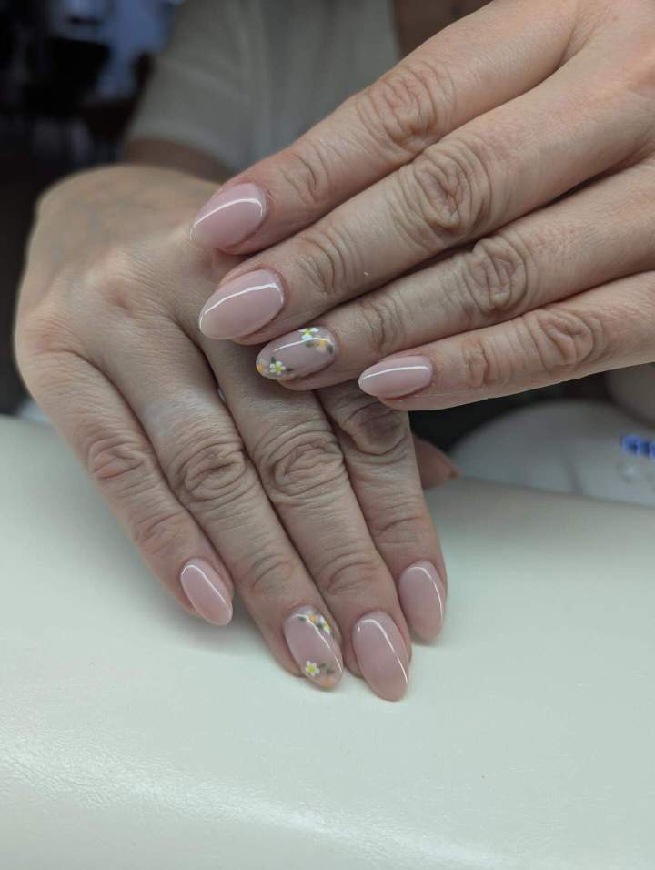 Application vernis à ongle femme Le Mans